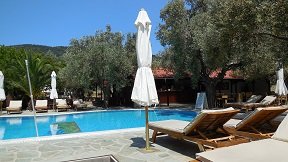 Alonissos restaurants, Island Beach Bar in Leftos Gialos beach