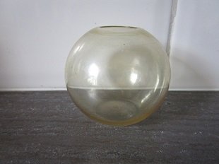 Copier bolvaas met goudluster uit 1928, gesigneerd - hoogte 14 cm