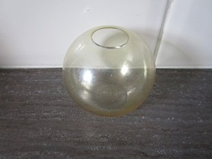 Copier bolvaas met goudluster uit 1928, gesigneerd - hoogte 14 cm