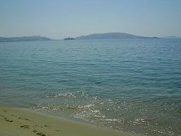 Een boot onderweg naar de haven van Tourlos