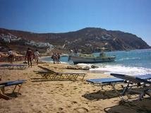 Een kaik komt aan bij Elia Beach