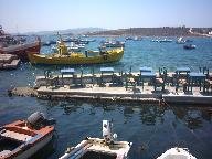 Boten in Aliki. Je kun in de zee eten!