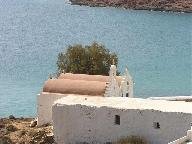 Een kerk in Agios Sostis die eruit ziet als twee kerkjes naast elkaar